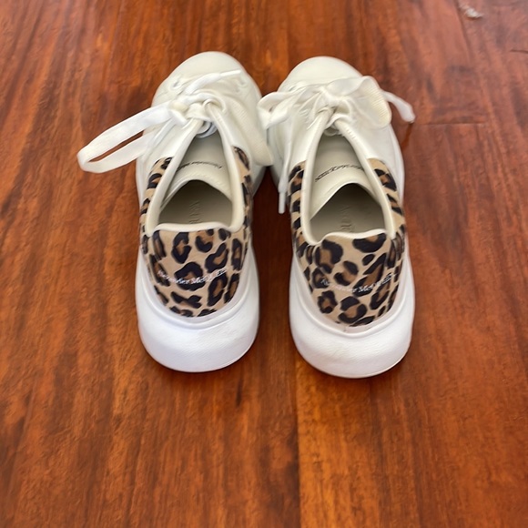Alexander McQueen white leopard sneaker. Size 38 - Picture 4 of 6